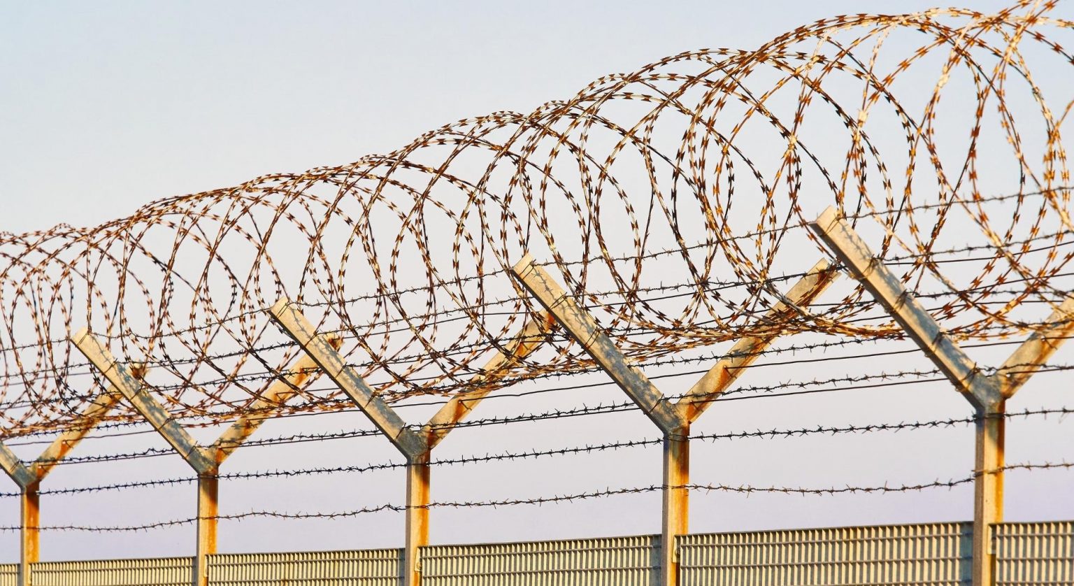 Como funciona a instalação de cerca concertina Sistemas de Segurança